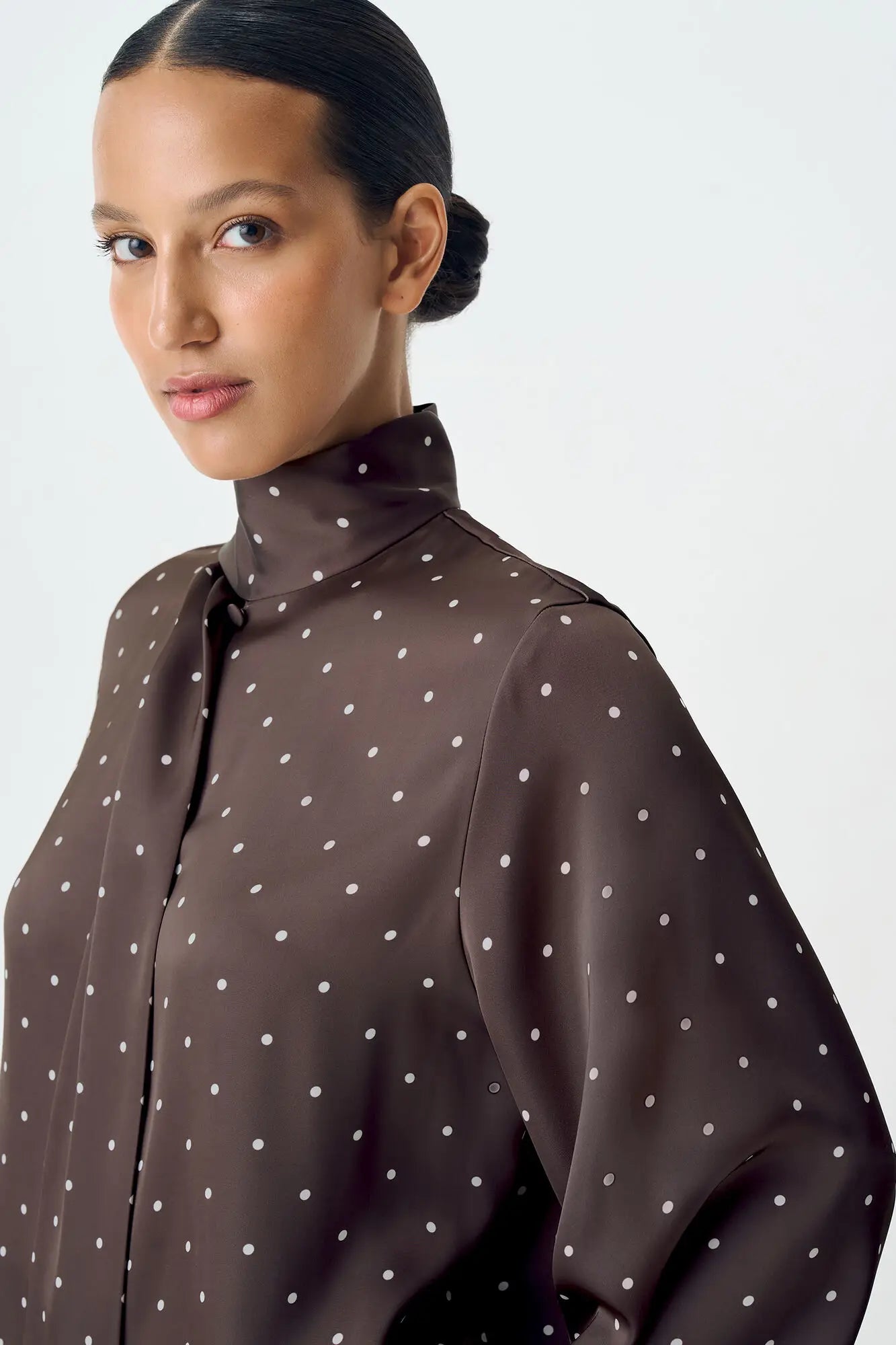 Monica חולצת פולקה דוט סאטן עם קשירה