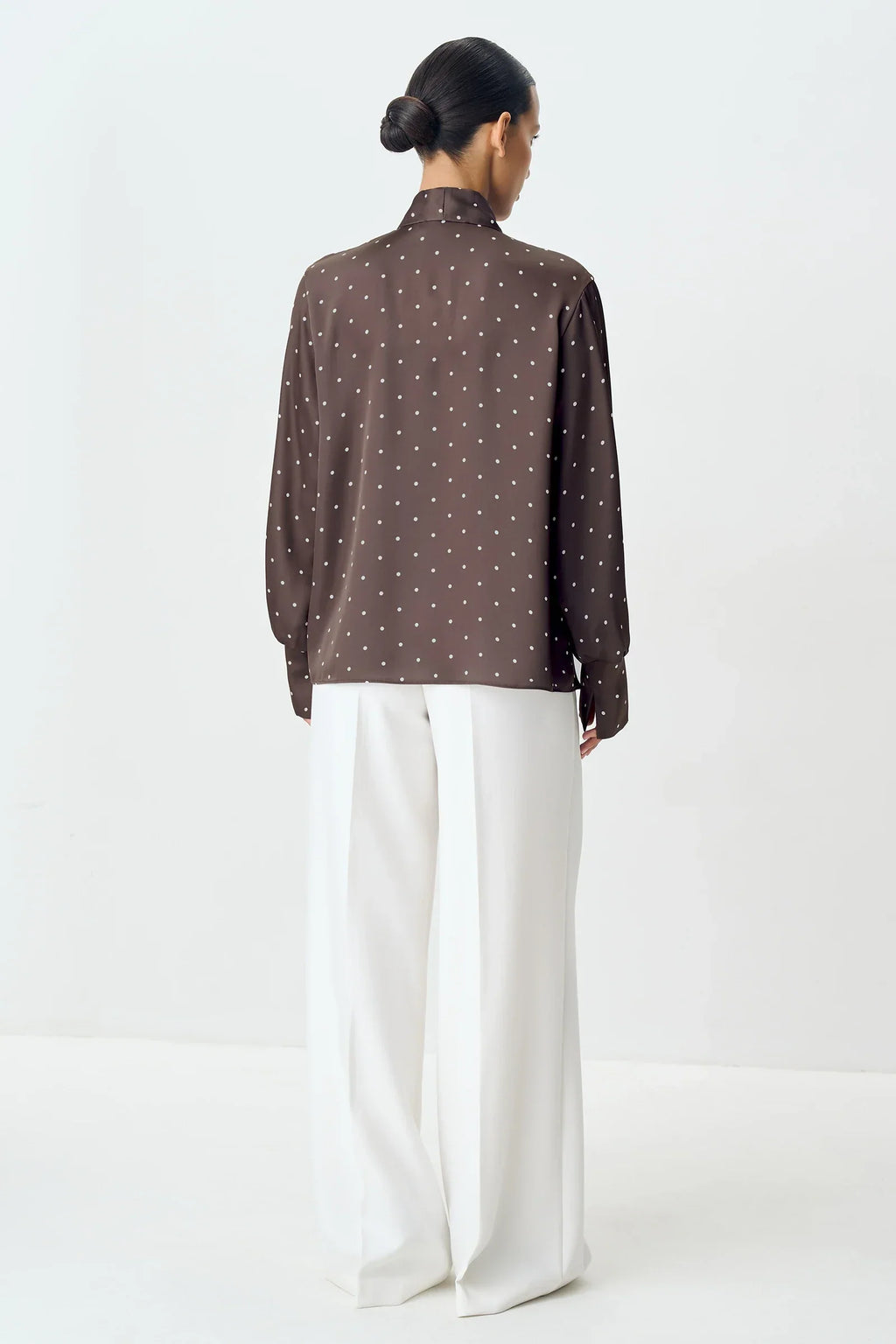 Monica חולצת פולקה דוט סאטן עם קשירה